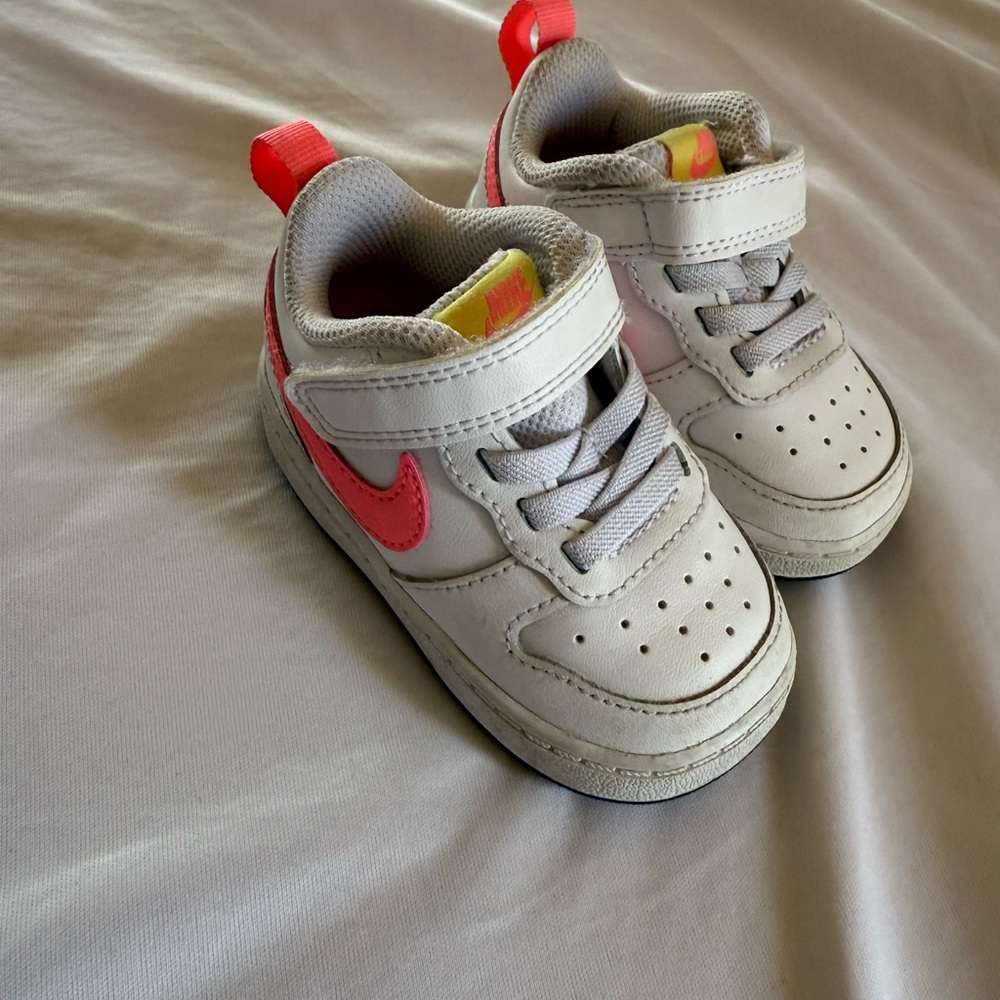 Toddler Girls Nike sneaker shoes size 4 T